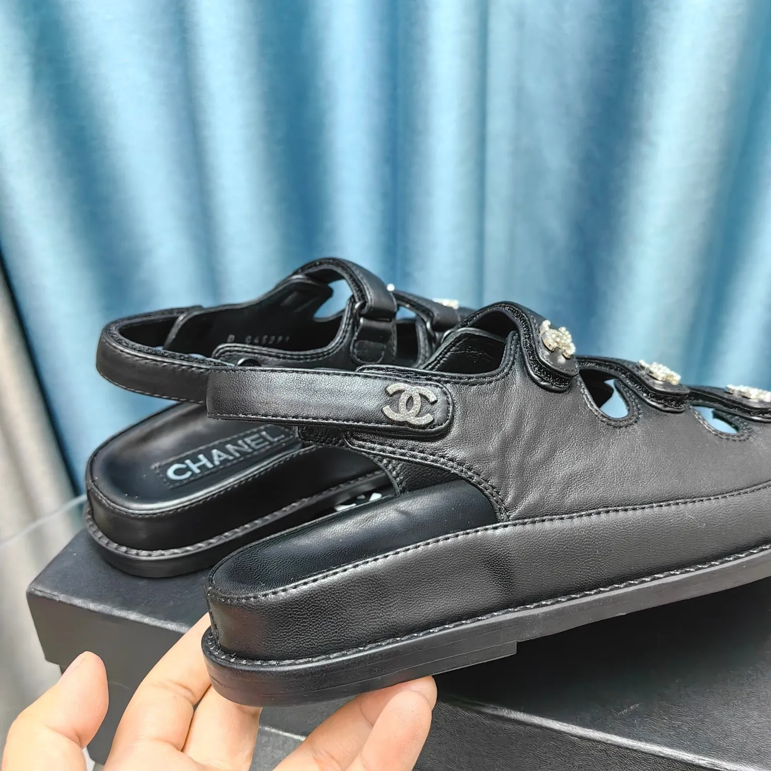 👟👟Ex-factory price 480👟👟 𝐂𝐡a𝐧𝐞𝐥 / Chanel 25ss spring and summer classic! Beach shoes are a hit all over the internet! The latest model from the counter, even on the feet, still makes me willing to buy it. Only after buying it will I know how fashionable it is. It must be ranked among the most popular models. It is invincible in all seasons. Various bloggers and Internet celebrities can see the matching styles. It is a super recommended model! This collection is available now. Purchased for 10600! Full-layer luxury leather outsole, original material! In eco-friendly sheepskin! Welcome to compare! Official catalog: Number of yards: 35-41, all equipped with top-notch counter-grade packaging!